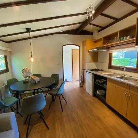 德锐步假日公园度假屋 *